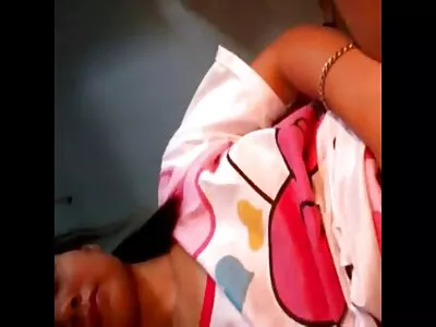 裸体黑发正在摩擦她剃光的阴部