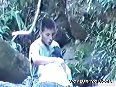 乳白色的宝贝吮吸Xander的鸡巴并将其放入她的阴孔