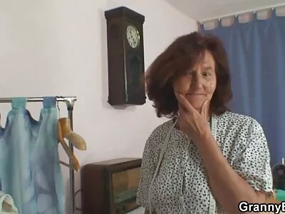 Natalia Nix 在为继兄弟的公鸡提供服务后浑身凌乱精液