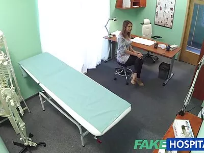 金发宝贝在她的嘴唇上射精