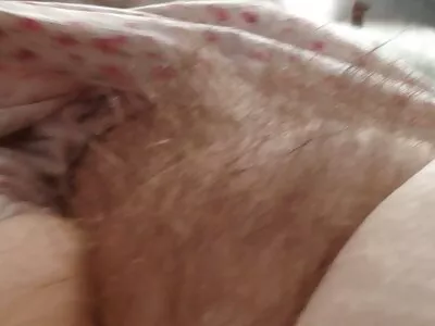 卷发的重磅炸弹安雅奥尔森得到深深的性交和creampied