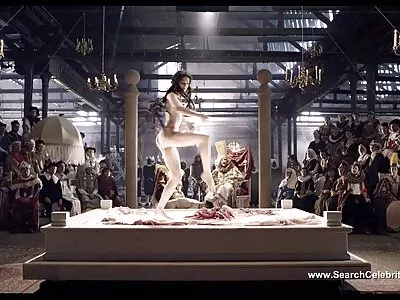 萨沙·罗斯在两个洞都用坚硬的鸡巴