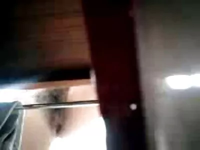 顽皮的女士们正在分享一个巨大的鸡巴