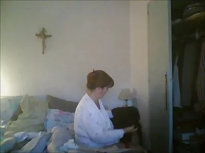 美丽的金发女郎在屁股上被操了