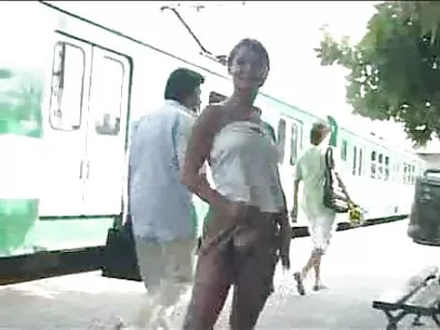 朱莉娅安吹坚硬的鸡巴并被深深地操
