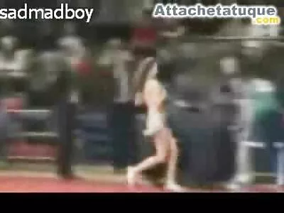 黑发小号惠特尼赖特喜欢吮吸和他妈的 BBC