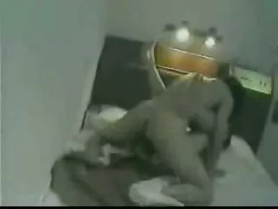 俏皮的黑发在浴室里被操了