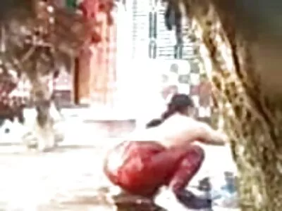黑人美女拉拉艾维在后院撞
