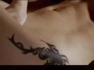 顽皮的女孩喜欢被撞得很好