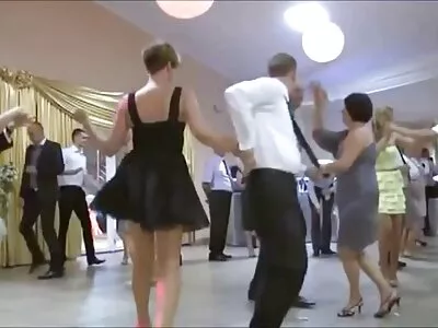 黑头发的女人乱搞一个年轻的家伙