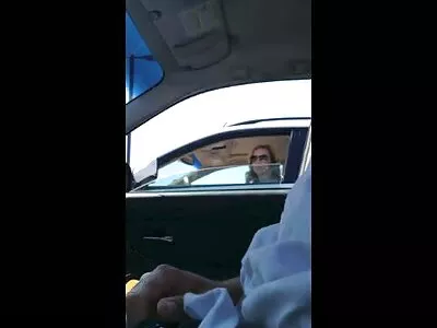 丰满的宝贝在一辆面包车里被搞砸了