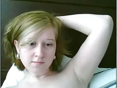 灵活的女人正在做她的伸展运动