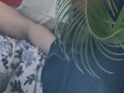 年轻的小明星达芙妮克莱德尽可能深地将阴茎插入她的混蛋