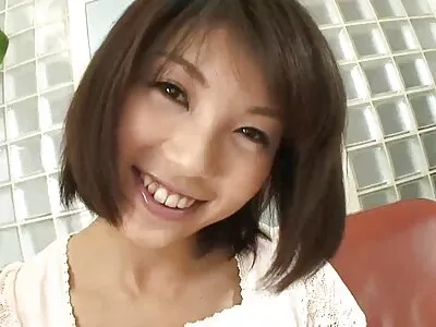 书呆子金发女郎正在做她的家庭作业