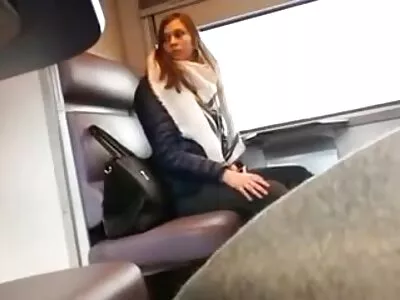 华丽的女孩斯嘉丽布鲁姆和莱利安妮与自然山雀做女同性恋