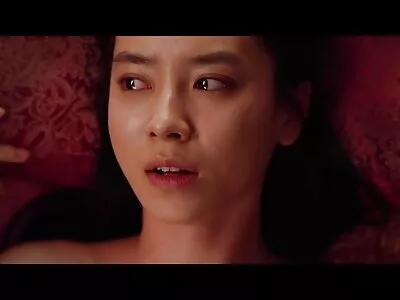 性感的女孩准备参加派对
