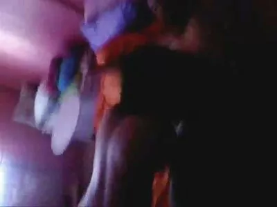 拉娜莎拉波娃在客厅取悦年长的家伙