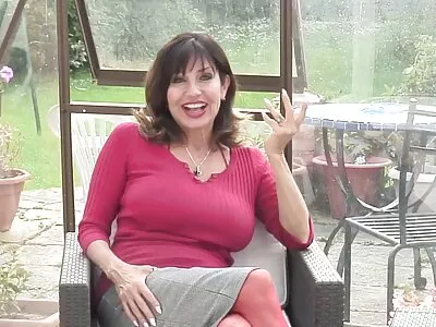 Kira Noir 与她迷人的金发朋友分享巨大的黑色鸡巴