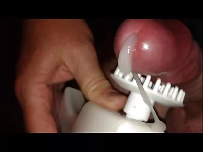 大胸金发女郎正在给奶头工作
