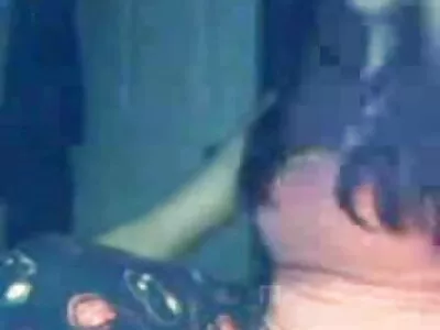 欲火中烧的女人用手指着她湿漉漉的阴户