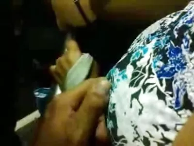 奥黛丽迈尔斯吹硬刺并在客厅里被拧