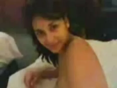 波浪发美女 Keilani Kita 在 POV 中吮吸坚如磐石的公鸡