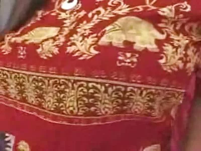 金发碧眼的女人正在吮吸一个黑色的鸡巴
