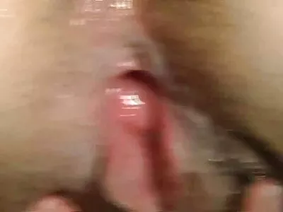 麦迪逊常春藤让她的阴户钻孔，漂亮的脸被精液覆盖