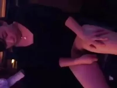 黑人宝贝吮吸她室友的硬鸡巴